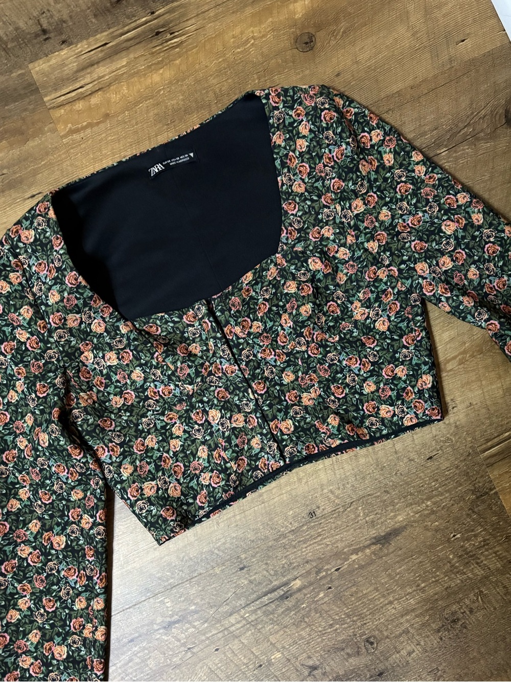 ZARA Floral Cropped Long-Sleeve Top - Green with Pink Rose Print Sz XS